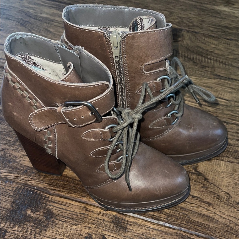 Seychelles Stylish Tan Heeled Boots with Buckle Detail